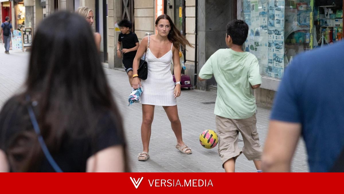 Vecinos del centro de Barcelona quieren que el Ayuntamiento restrinja jugar a la pelota
