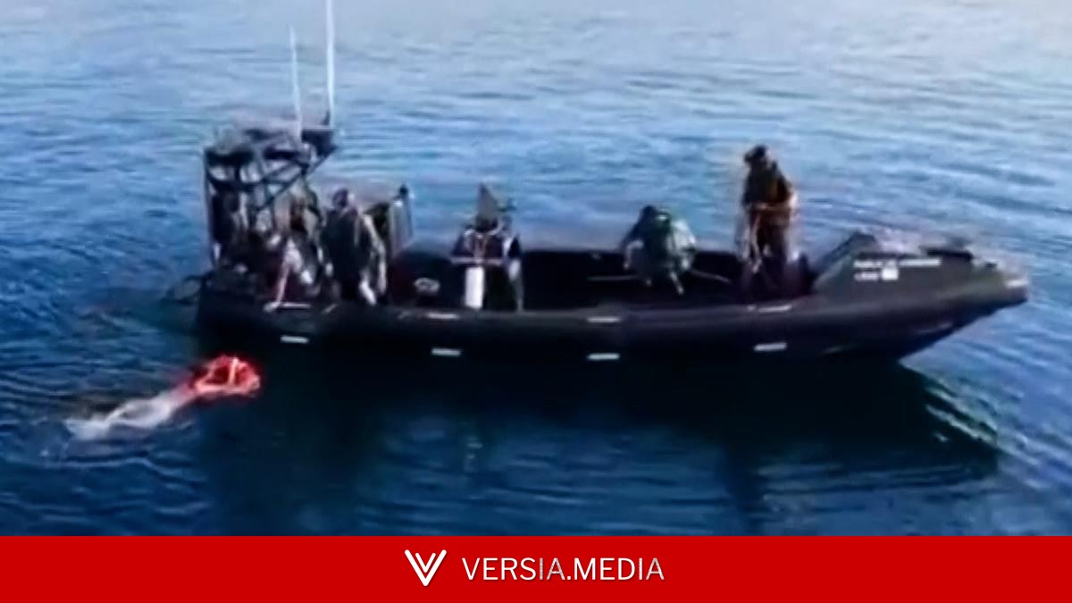 Rescatan a dos pescadores tras lanzarse al mar para recuperar un pez de ocho kilos en Marbella
