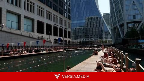Así es la piscina flotante que refresca a los londinenses en plena ola de calor